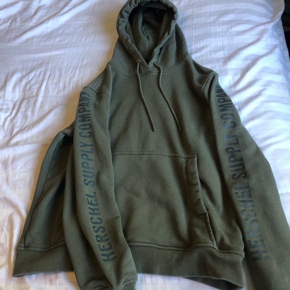 Puma size small - Picture 2 of 2